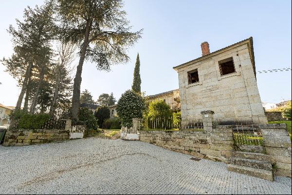 Exceptional 18th-century manor in the centre of the village of Aguiar da Beira, Guarda.