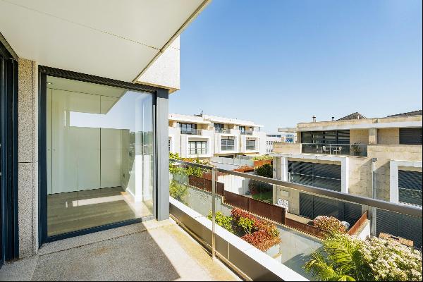 Beautifully renovated 5-bedroom house with pool and sea view in Aldoar, Porto.