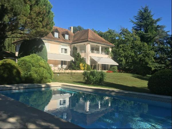 Spacious villa with swimming pool and bucolic garden