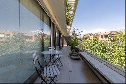 Modern apartment with a spacious rooftop, barbecue area, and jacuzzi located in