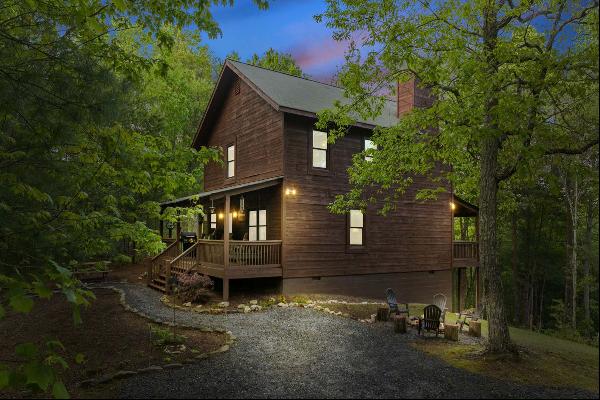 Charming Cabin Embodies the Essence of Mountain Living