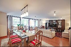 Incredible duplex with garden, featuring 4 bedrooms and 5 bathrooms.