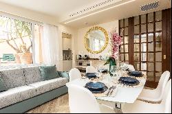 Luxury Apartment Steps Away from the Trevi Fountain