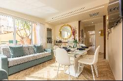 Luxury Apartment Steps Away from the Trevi Fountain
