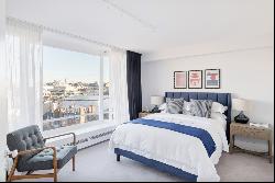 Generously sized three-bedroom apartment in top Mayfair location