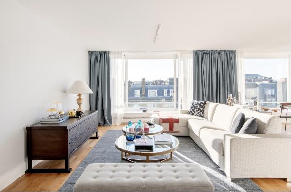 Generously sized three-bedroom apartment in top Mayfair location