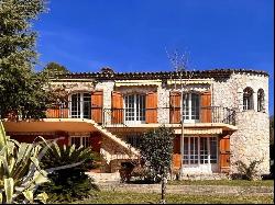 Mougins - Stone property to renovate in a gated estate