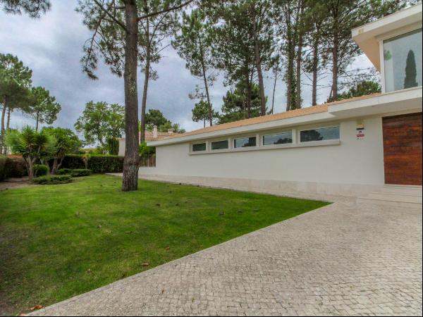 Excellent 5-bedroom house with garden in a gated community in Quinta do Peru, Setúbal.