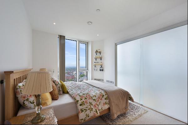 2 bedrooms, 2 bathrooms flat to rent in Stratford E15 with panoramic skyline views, gym an