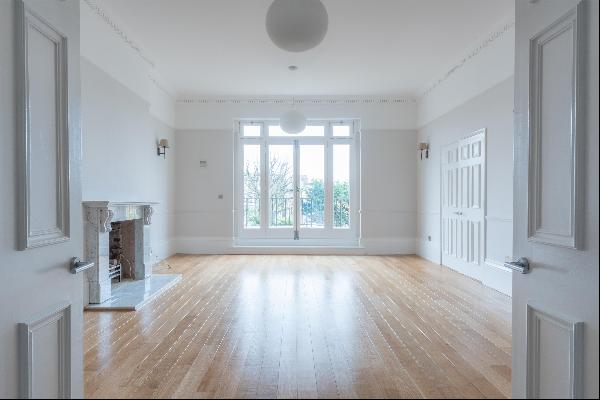 A beautifully refurbished second floor lateral apartment with off street parking, balcony,