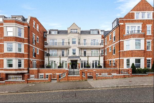 An immaculate luxury two bedroom apartment moments from Sevenoaks High Street and Station.