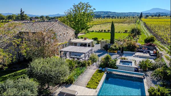 Exceptional restored Provencal farmhouse for sale in the Vaucluse.