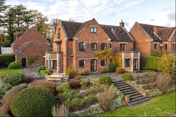 An impressive detached 5 bed family house for sale offering accommodation in excess of 3,5