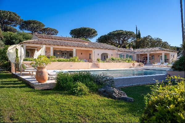 A beautiful Provencal villa in an elevated position of Saint Tropez and with sensational v