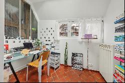 Paris 3rd – Place des Vosges. Charming studio with balcony.