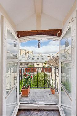 Paris 3rd – Place des Vosges. Charming studio with balcony.