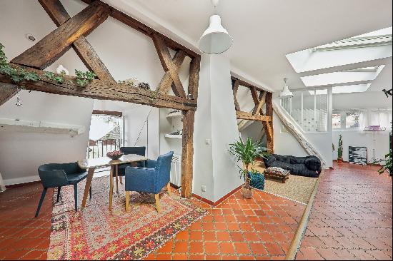 Paris 3rd - Place des Vosges. Charming studio with balcony.