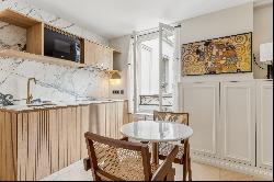 Paris 2nd - Montorgueil - Elegant pied-à-terre renovated in a private mansion