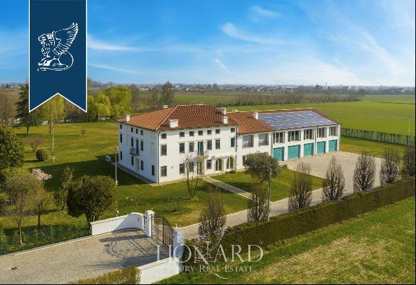 Elegant luxury property with a fitness area, a cinema room and finishes of the highest qua