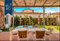 Luxury and comfort in the prestigious town of Forte dei Marmi: villa with a pool and a pri