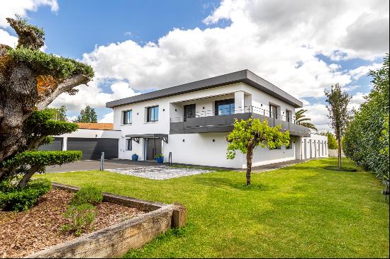 CONTEMPORARY HOUSE - SOUTH BORDEAUX - INDOOR POOL - GARAGE - GARDEN