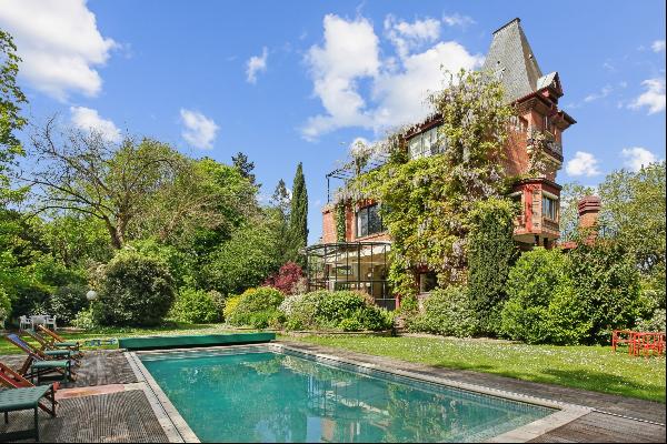 Demeure historique avec son parc, sa piscine et une maison de gardien