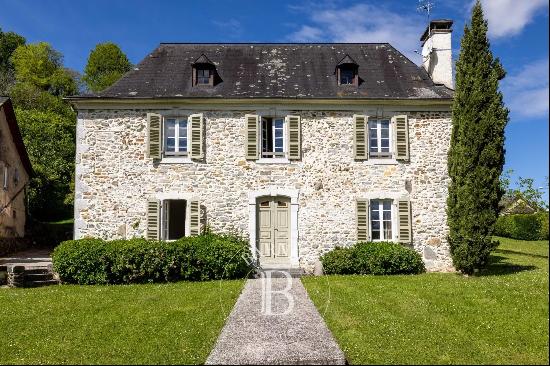 CHARMING MASTER HOUSE IN THE FOOTHILLS OF THE PYRENEES