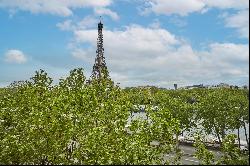 Paris 16th District – A unique panoramic view of Eiffel Tower and Seine, magnificent 3-be