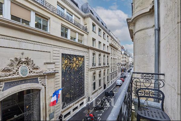 Paris 7th District - Carré des Antiquaires - Perfect pied-à-terre with balcony