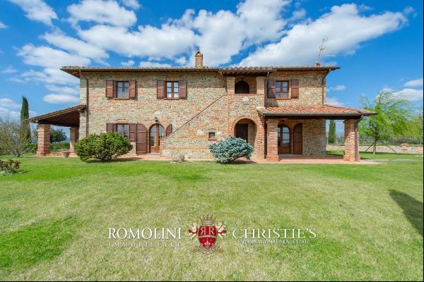 COUNTRY HOUSE WITH GARDEN FOR SALE IN TUSCANY, FOIANO DELLA CHIANA