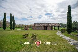 COUNTRY HOUSE WITH GARDEN FOR SALE IN TUSCANY, FOIANO DELLA CHIANA