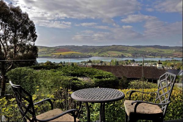 A beautiful contemporary home with far-reaching estuary views in the popular village of Bi