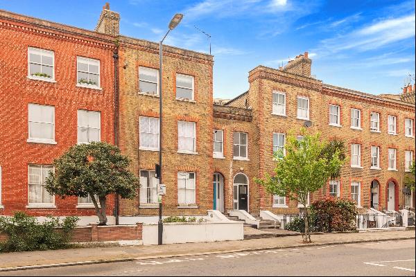 A well presented, two bedroom flat in a period conversion, with direct access to a private