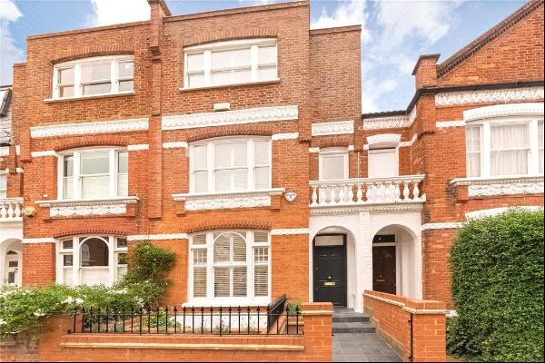 A beautifully presented family house to rent in the heart of Parsons Green, SW6.