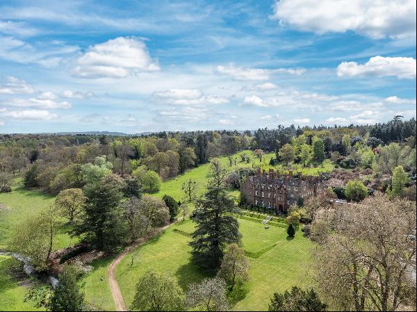 A delightful apartment spread over three floors, in an important country house.