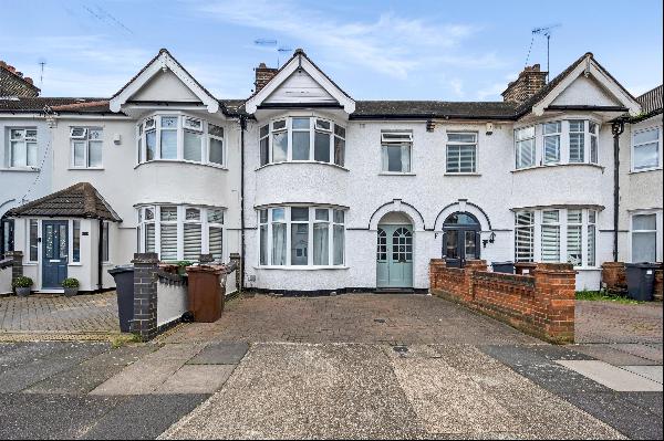 A spacious 4 bedroom house with private garden available in Barking IG11.