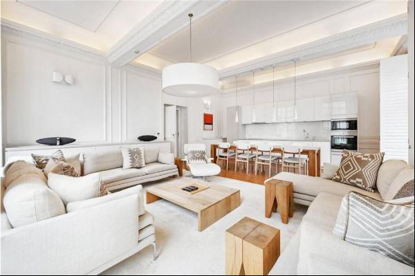 An exceptional lateral apartment located in the prestigious St James's neighbourhood of Lo