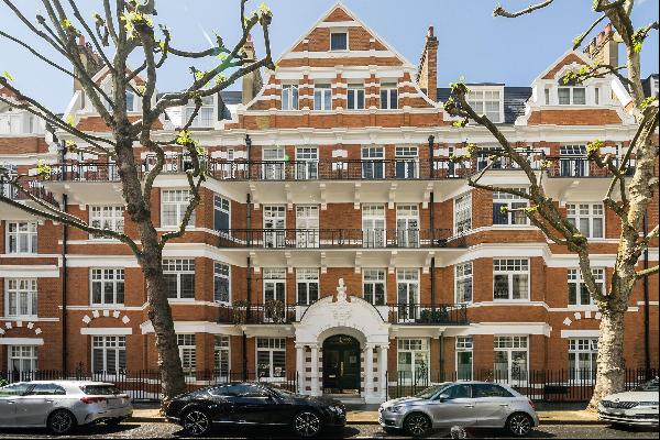 Four bedroom lateral apartment in the heart of Kensington