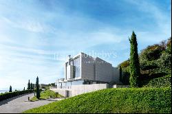 Lake view villa designed by architect Richard Meier