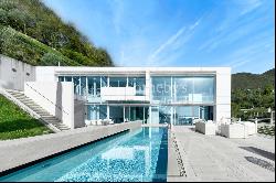 Lake view villa designed by architect Richard Meier