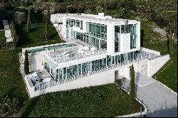 Lake view villa designed by architect Richard Meier