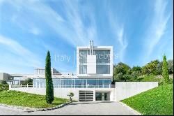 Lake view villa designed by architect Richard Meier