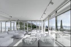 Lake view villa designed by architect Richard Meier