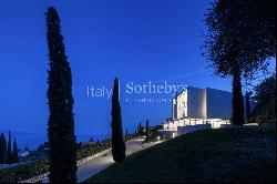 Lake view villa designed by architect Richard Meier