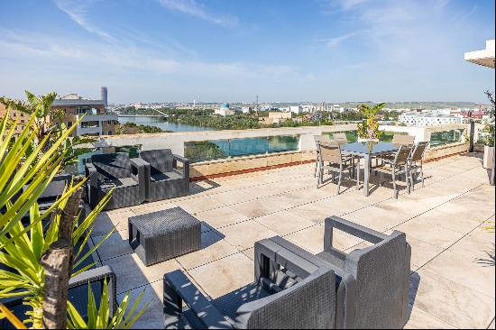 Penthouse with 70 sqm terrace in Torneo.