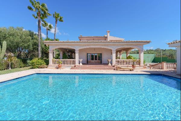 Villa for renovation with tennis court in Portol