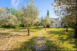 House with outbuilding for sale in Eguilles close to the center on foot and 10 minutes fro
