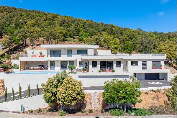 La Londes-les-Maures - Contemporary Villa with Exceptional Panorama