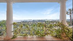 Spacious property with stunning view of the "Golfe de St Tropez"