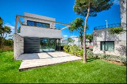 Modern house in gated community with swimming pool and tennis court in Llafranc